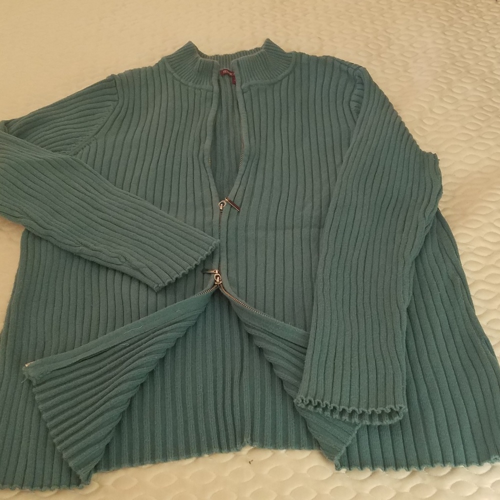 Zip- up sweater